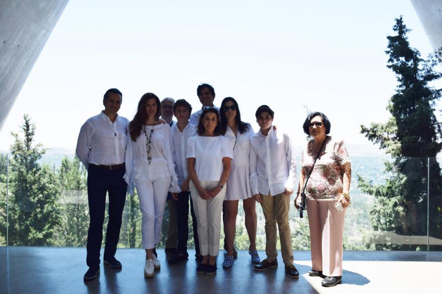 Henrique Capriles y su esposa Mónica Radonski de Capriles, Andrés y Claudia Capriles y demás familiares de Venezuela, junto a Perla Hazan durante su visita a Yad Vashem 